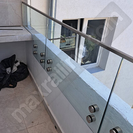 Стъклен парапет по тераси с дистанционери